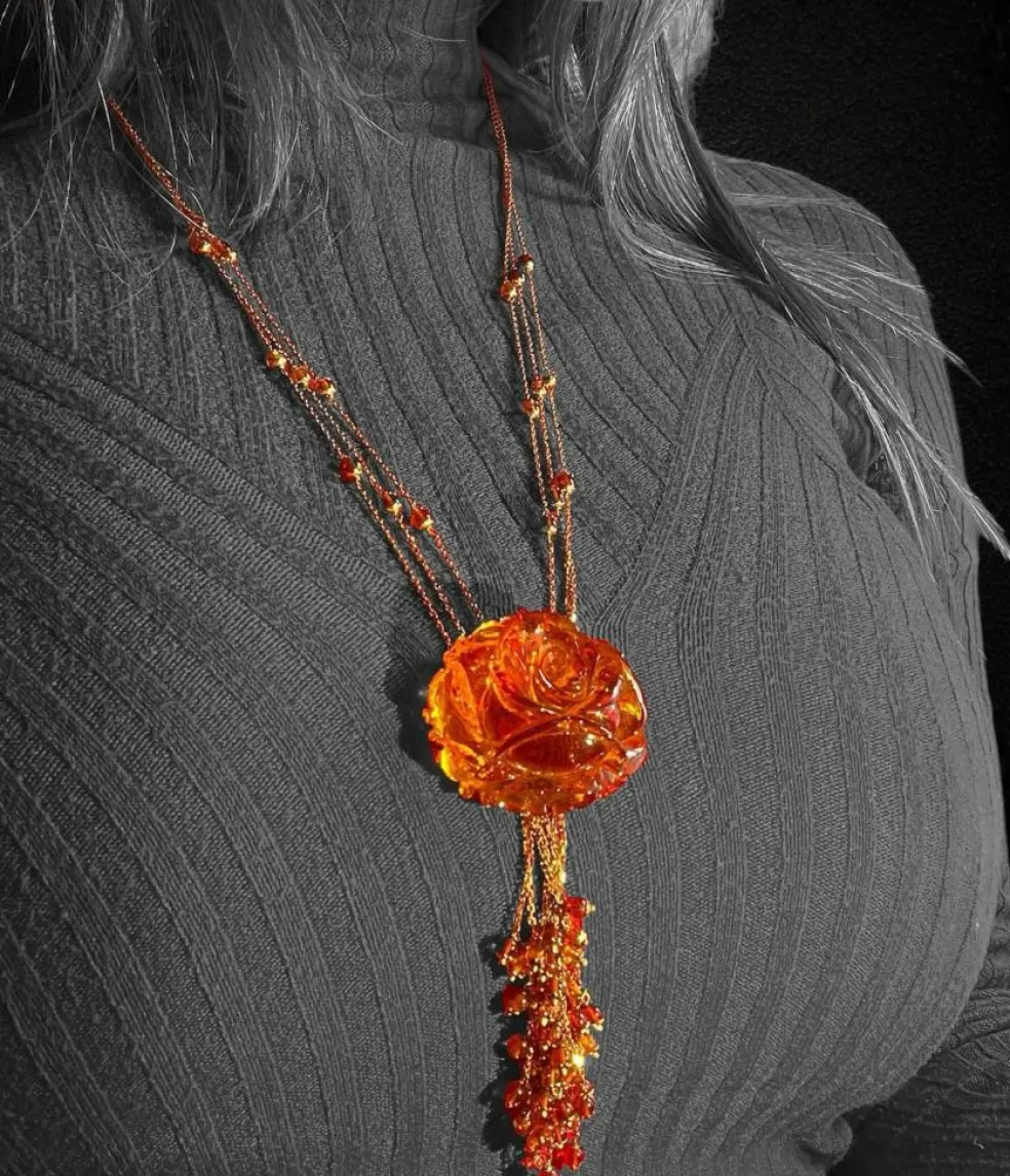 Collier multirangs avec imposant pendentif en ambre