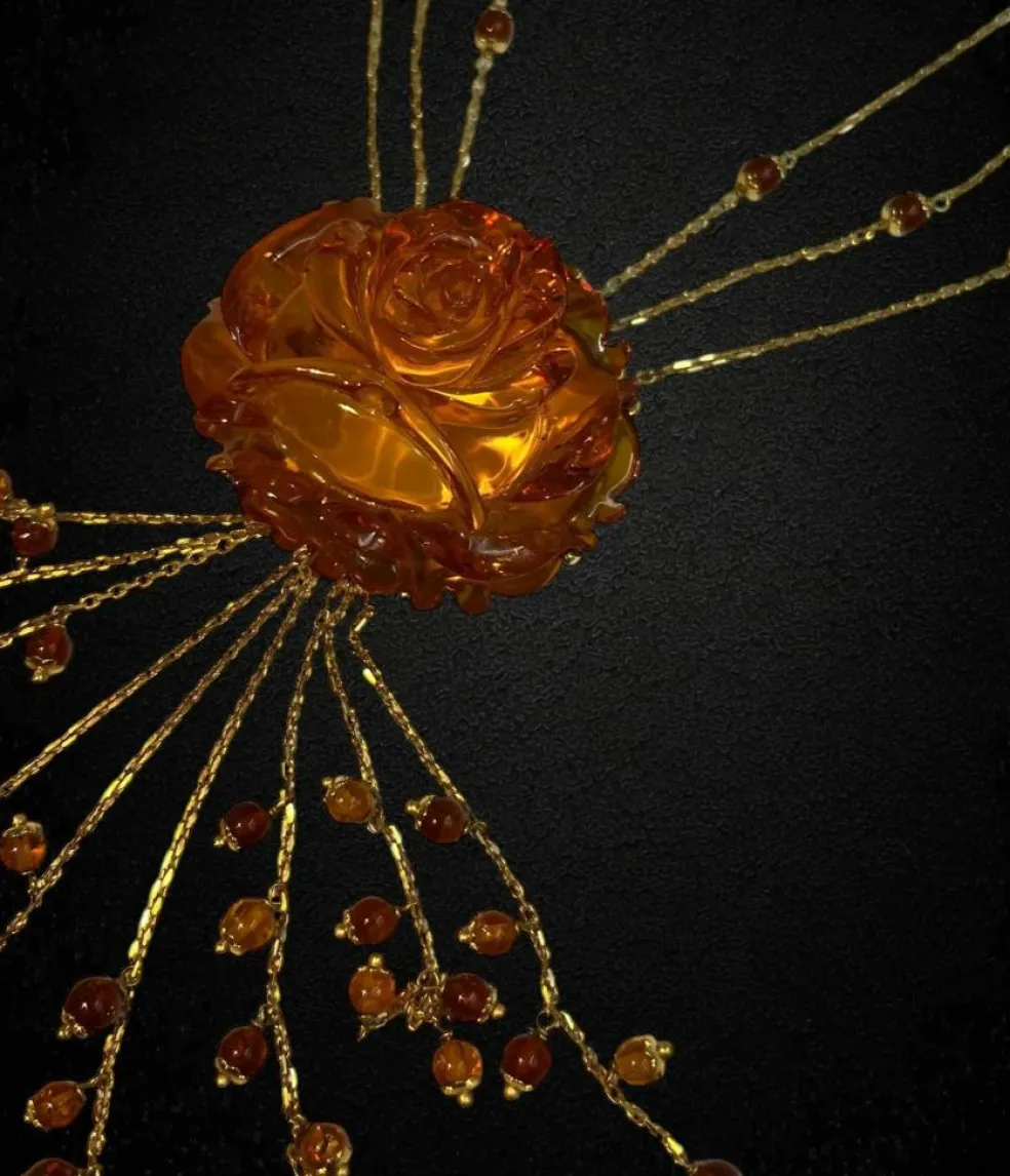 Collier multirangs avec imposant pendentif en ambre
