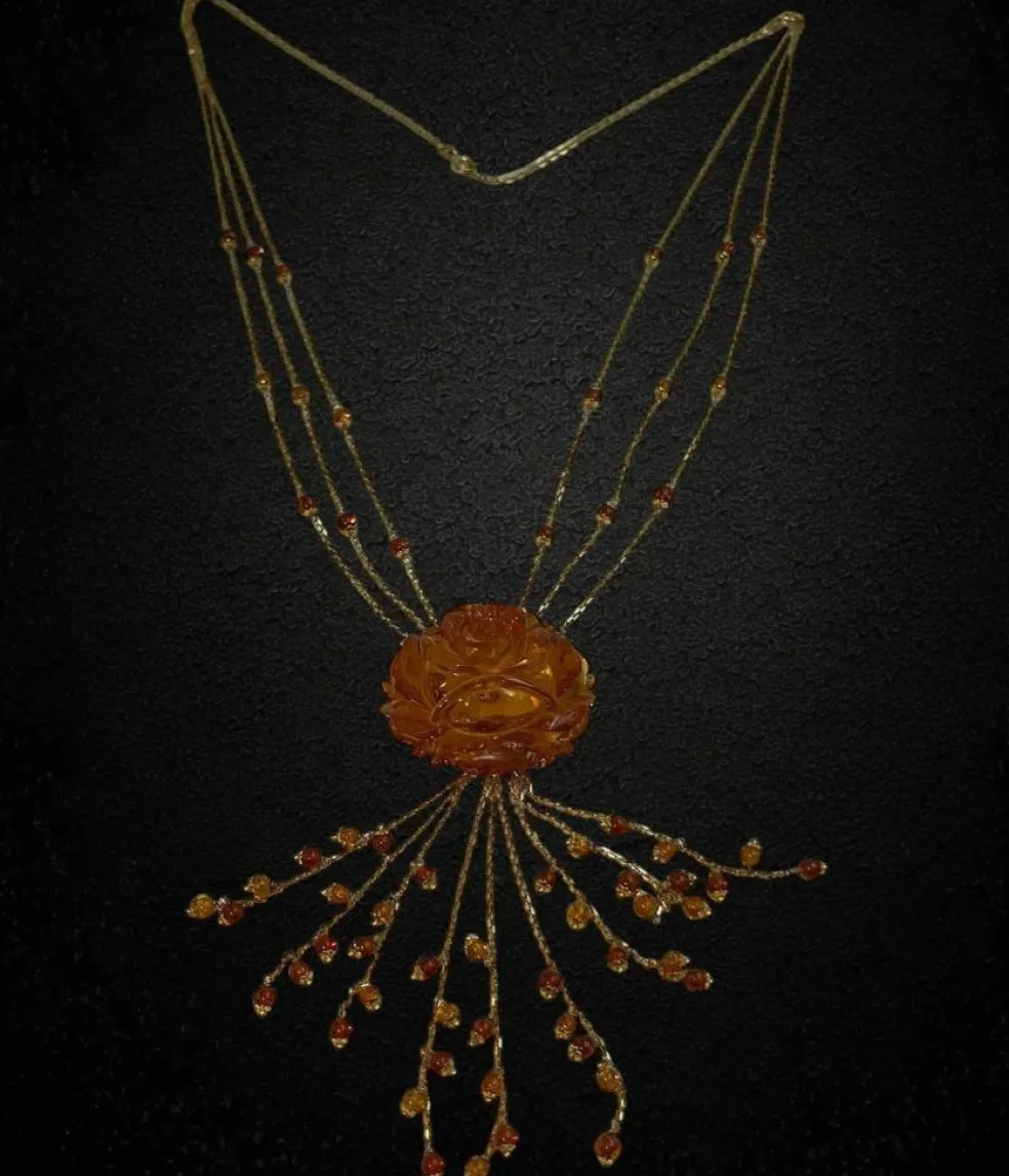 Collier multirangs avec imposant pendentif en ambre