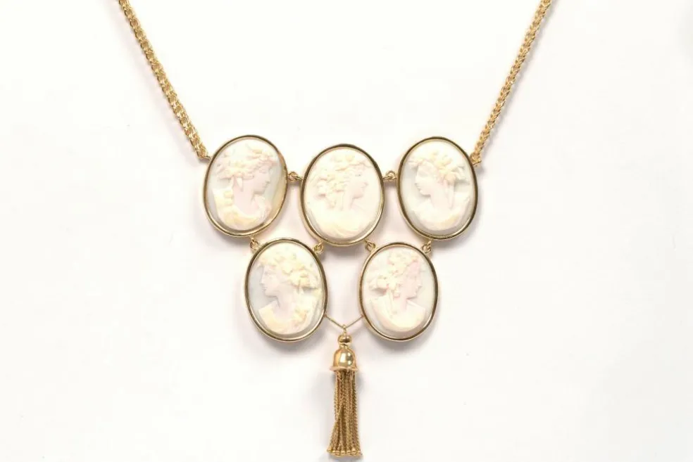 Collier Napoléon III en or jaune et camée coquillage