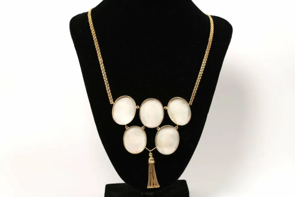 Collier Napoléon III en or jaune et camée coquillage