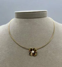 Collier Omega pendentif fleur et perle