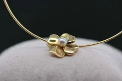 Collier Omega pendentif fleur et perle