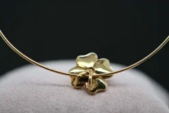 Collier Omega pendentif fleur et perle