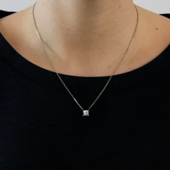 Collier or blanc 18 carats sertie d'un diamant princesse
