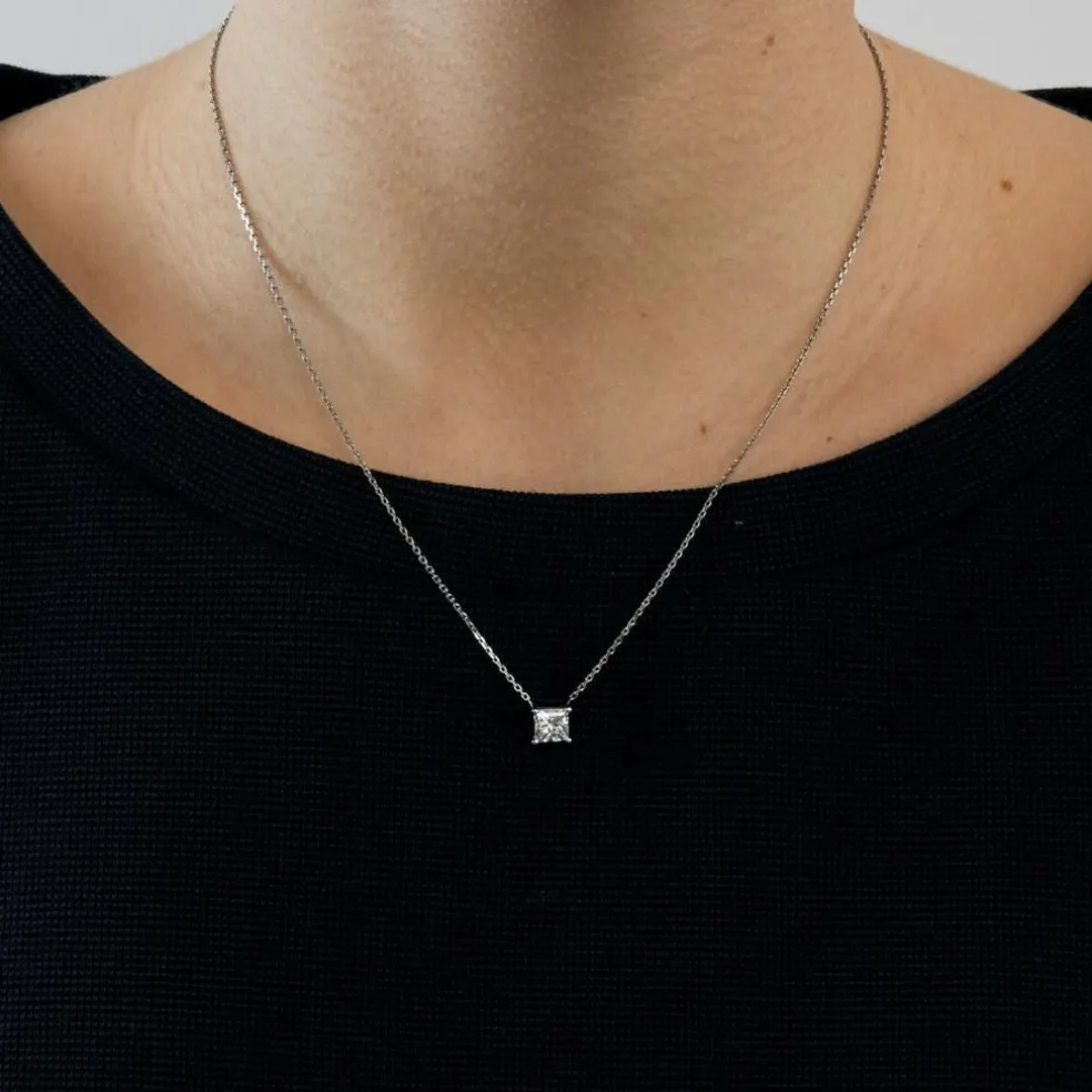 Collier or blanc 18 carats sertie d'un diamant princesse
