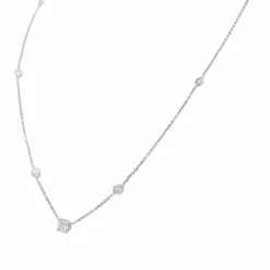 Collier or blanc et diamants.