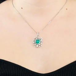 Collier or blanc, émeraude et diamants