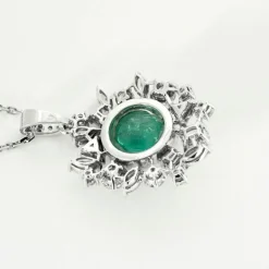 Collier or blanc, émeraude et diamants