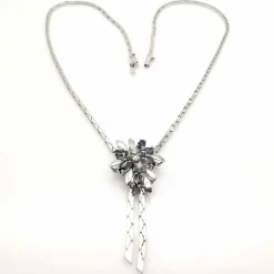 Collier or blanc, saphirs et diamants