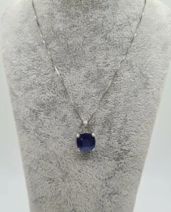 Collier or blanc serti d’un saphir ceylon et diamants