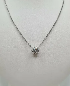 Collier or blanc serti d'un diamants