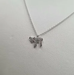 Collier or blanc serti d’un pendentif HAI en diamants