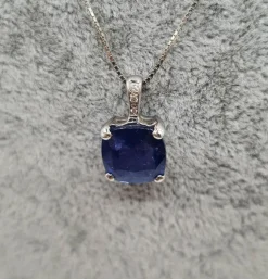 Collier or blanc serti d’un saphir ceylon et diamants