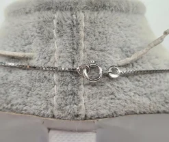 Collier or blanc serti d’un saphir ceylon et diamants
