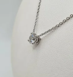 Collier or blanc serti d'un diamants