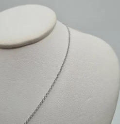 Collier or blanc serti d’un pendentif HAI en diamants