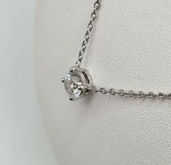Collier or blanc serti d'un diamants