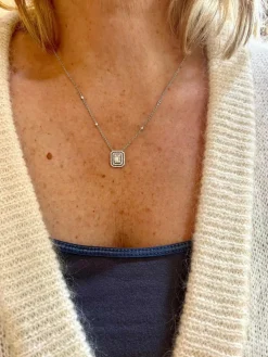 Collier or gris diamants effet Taille Emeraude