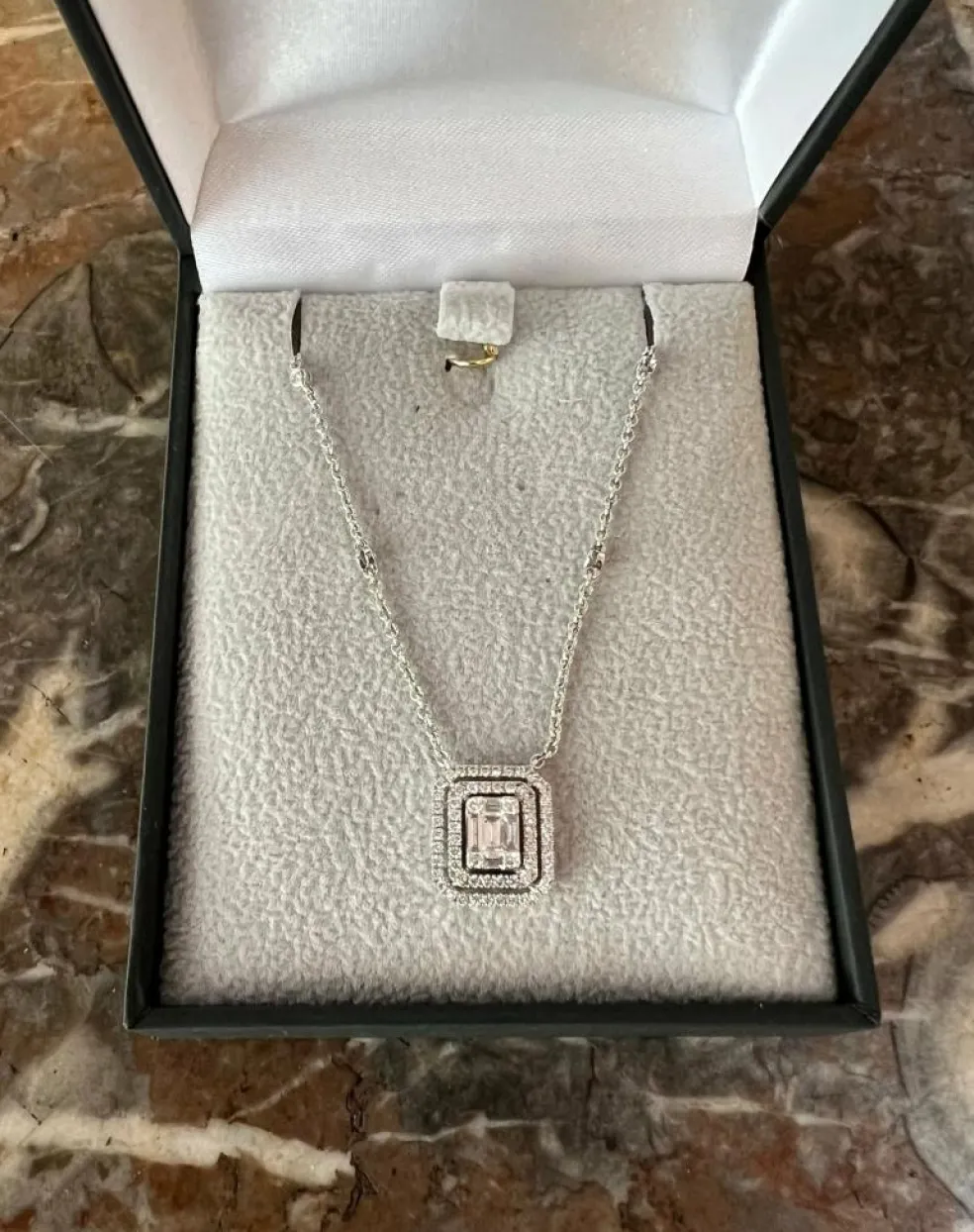 Collier or gris diamants effet Taille Emeraude