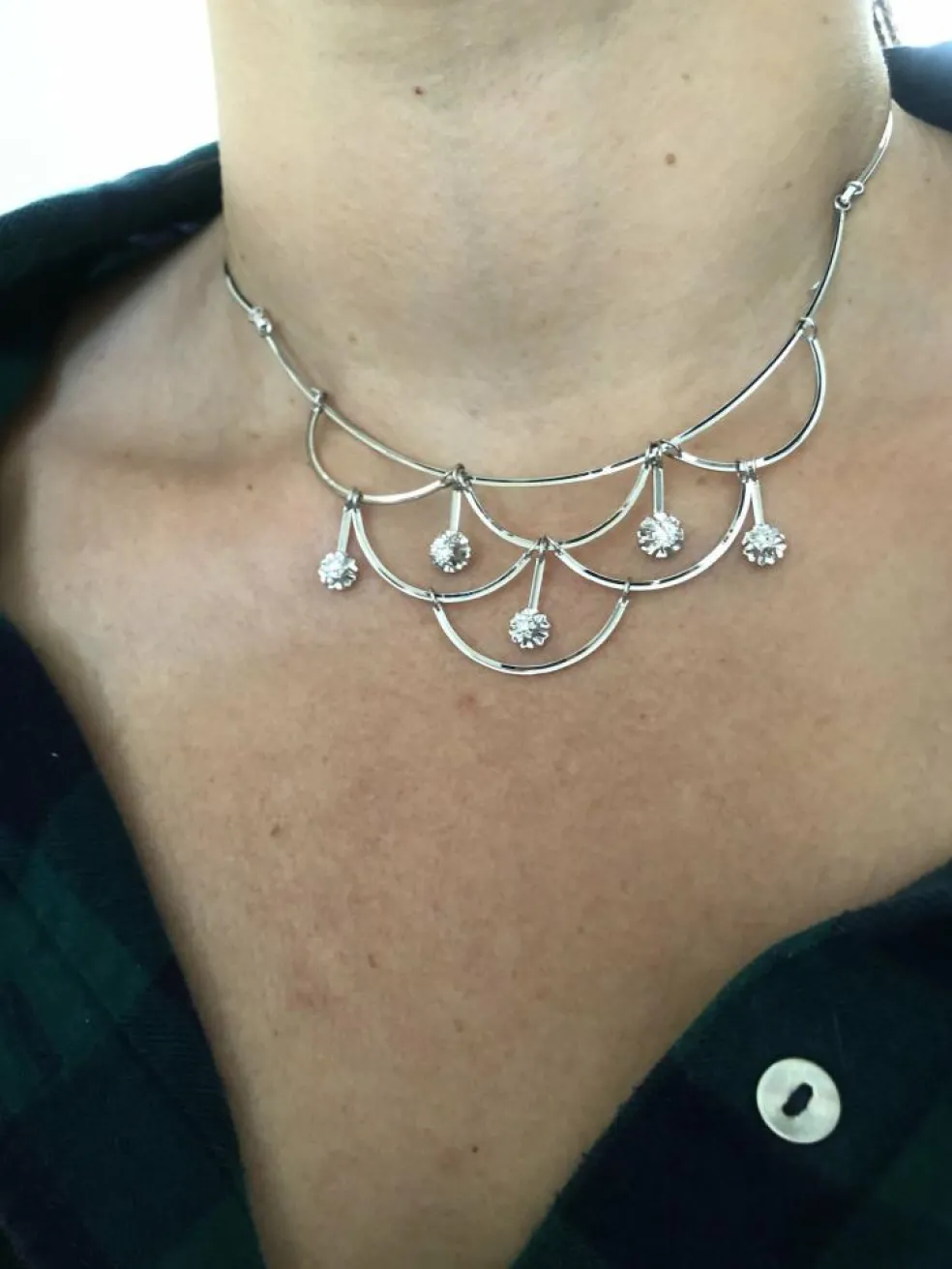 Collier or gris draperie en diamants