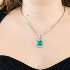 Collier or gris, émeraude Colombienne et diamants