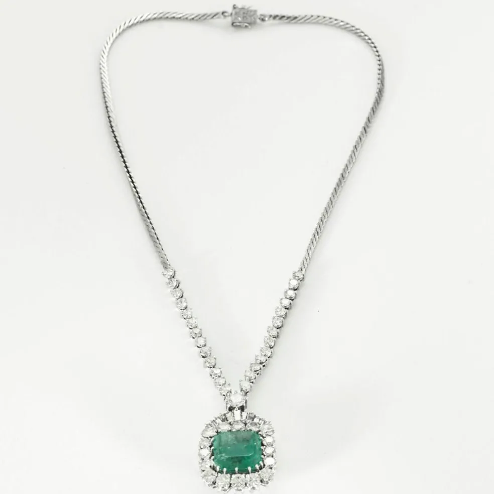 Collier or gris, émeraude Colombienne et diamants