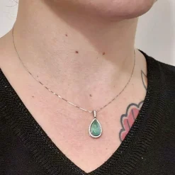 Collier Or gris pendentif goutte Emeraude et Diamants