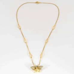 Collier or jaune à motif d'abeille, diamants et rubis