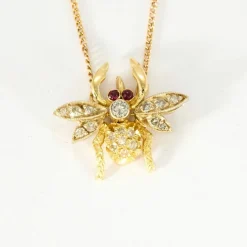 Collier or jaune à motif d'abeille, diamants et rubis
