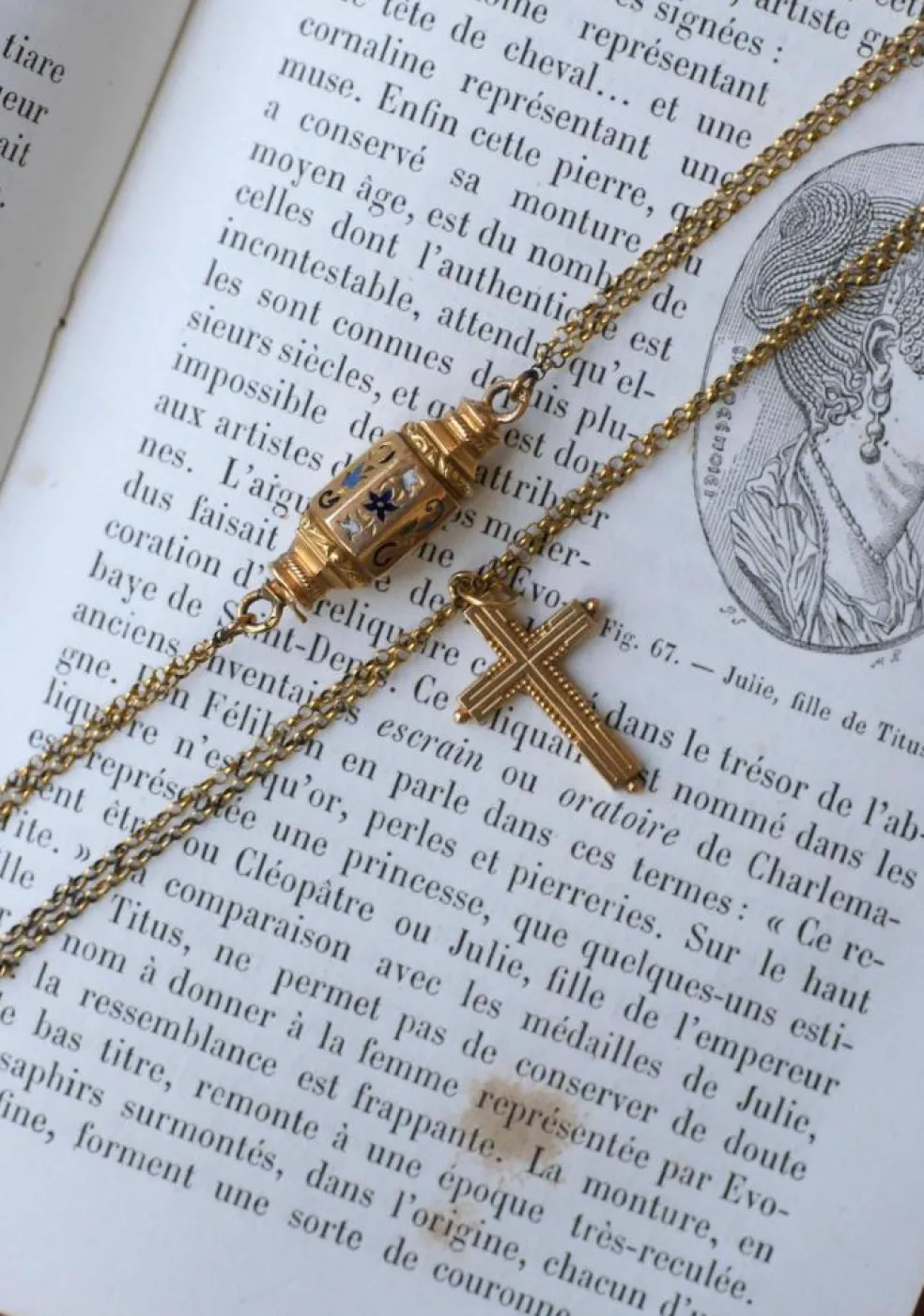 Collier Or Jaune Fermoir Barillet Emaillé et Croix