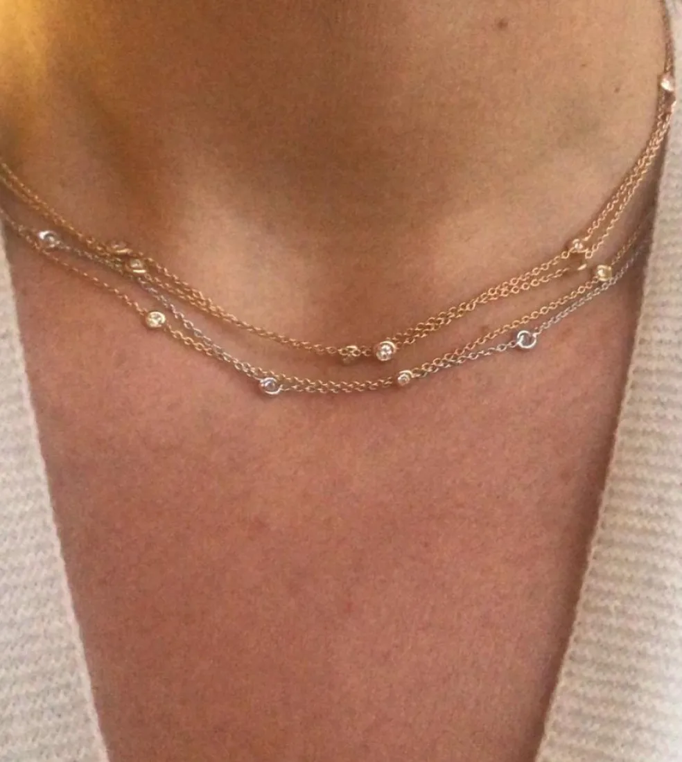Collier or jaune intercalé de 9 diamants sur maille forçat en sertis clos.