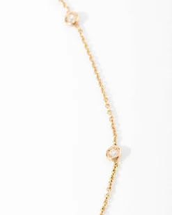 Collier or jaune intercalé de 9 diamants sur maille forçat en sertis clos.