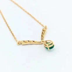 Collier or jaune, émeraude et diamants