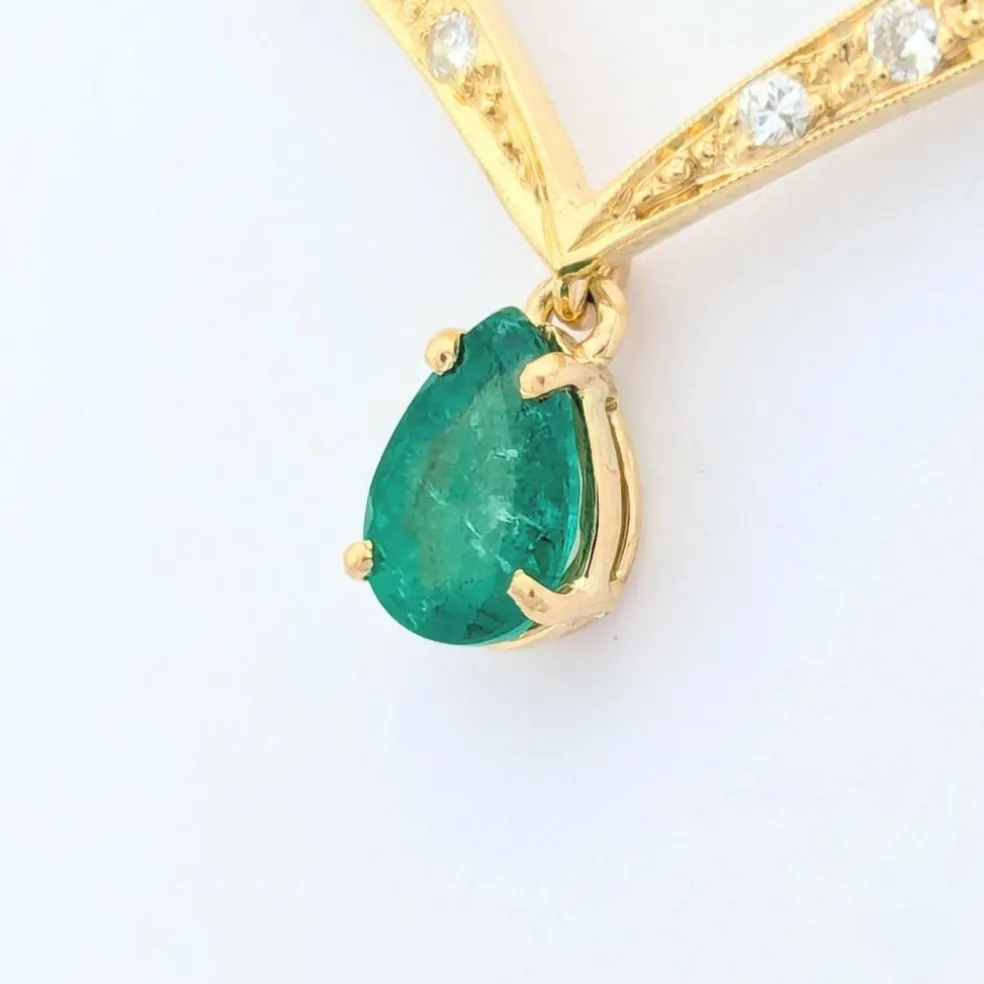 Collier or jaune, émeraude et diamants
