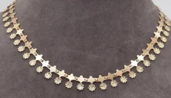 Collier or jaune motif fleur