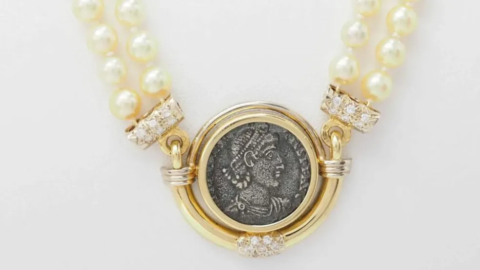 Collier or jaune pièce de constance II, perle de culture, diamants