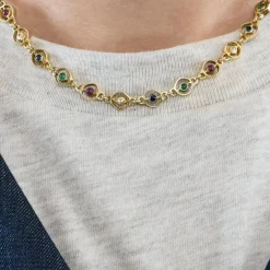 Collier or jaune, saphir, émeraudes et rubis