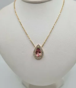 Collier or jaune serti d'une tourmaline et de diamants