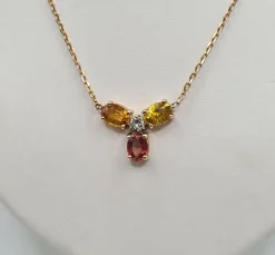Collier or rose serti de saphirs et d'un diamant