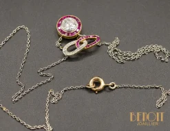 Collier pendentif Art Déco diamant, rubis calibrés