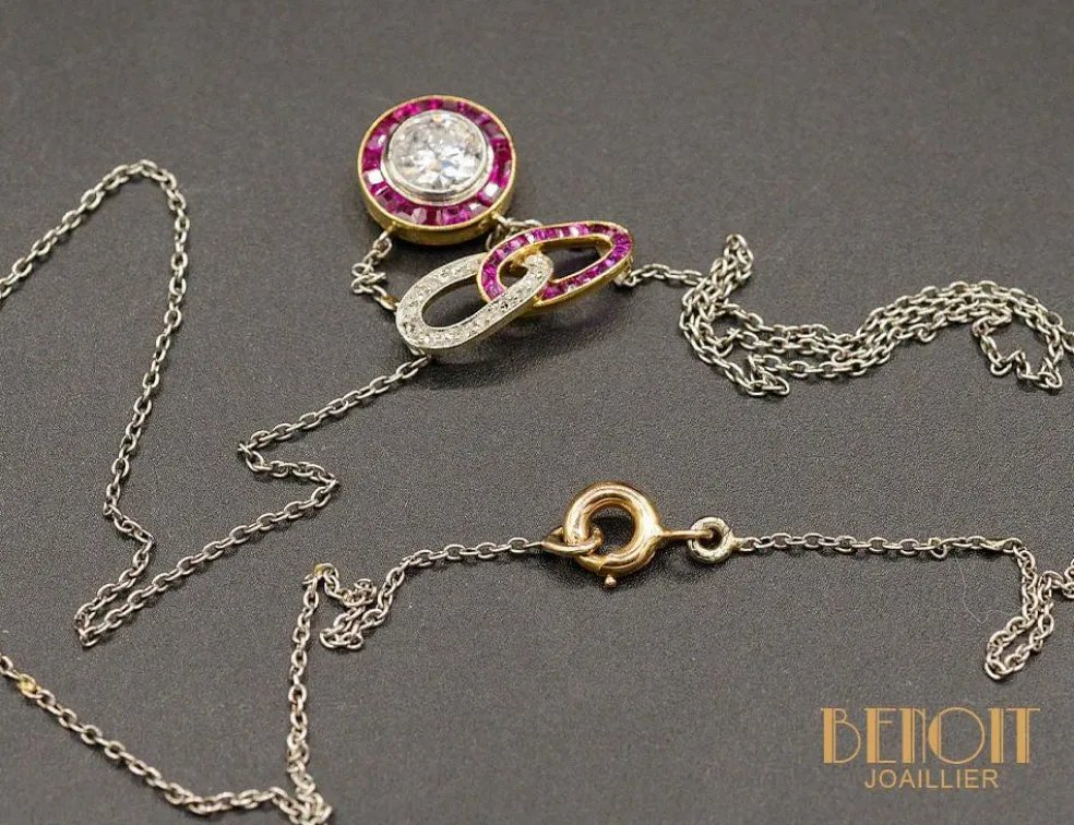 Collier pendentif Art Déco diamant, rubis calibrés