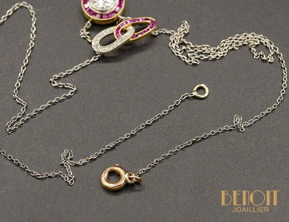 Collier pendentif Art Déco diamant, rubis calibrés
