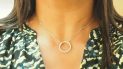 Collier pendentif cercle en or blanc et diamants