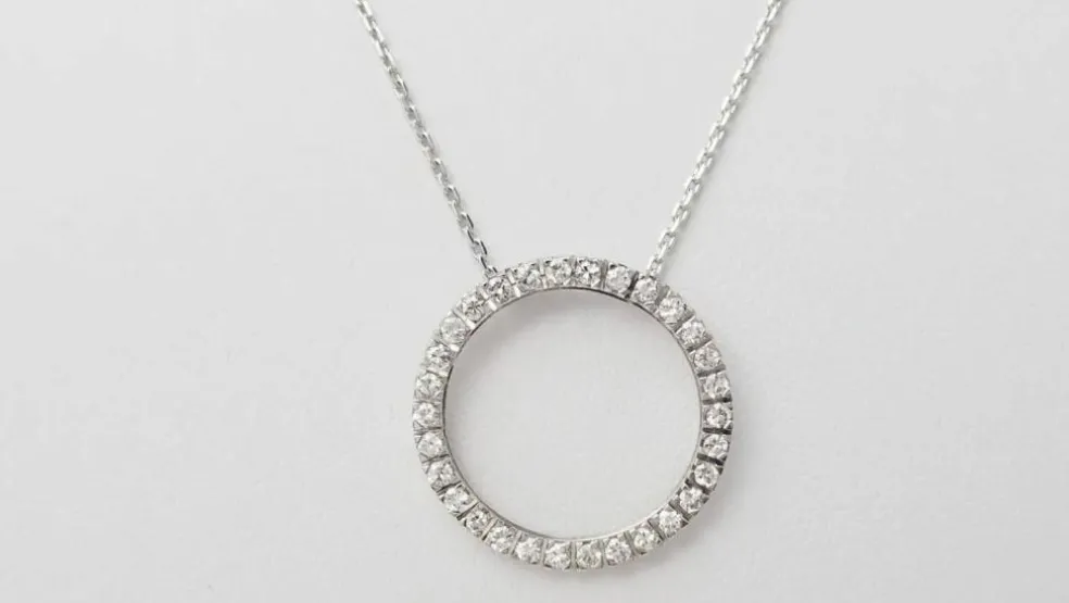Collier pendentif cercle en or blanc et diamants