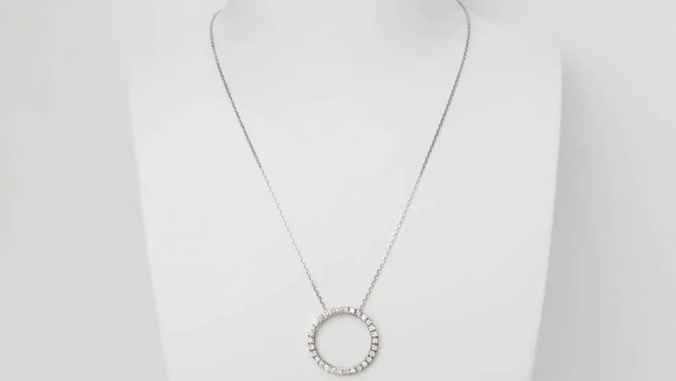 Collier pendentif cercle en or blanc et diamants
