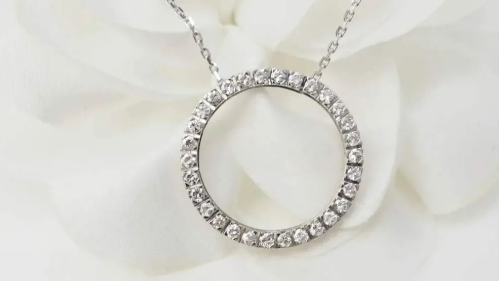 Collier pendentif cercle en or blanc et diamants