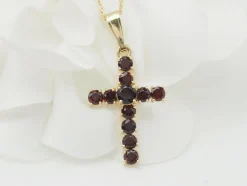 Collier pendentif croix en or jaune et grenats
