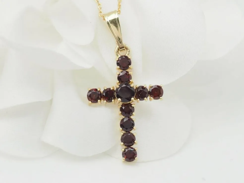 Collier pendentif croix en or jaune et grenats