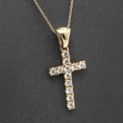 Collier pendentif croix en or et diamants